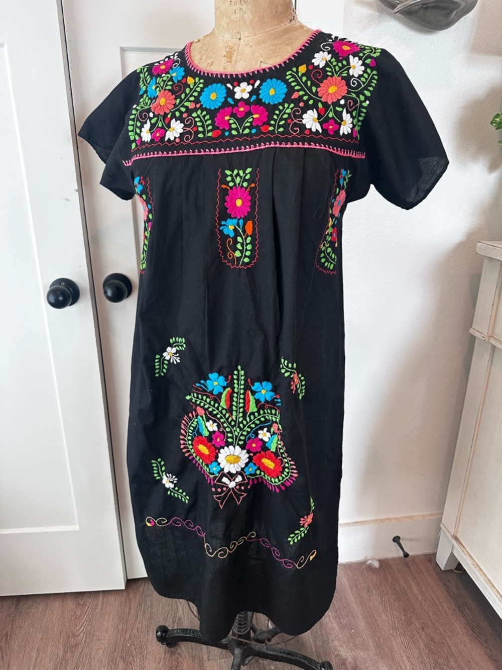Mexican Embroidered Peasant Puebla Dress Size L Short Sleeve Frida K look